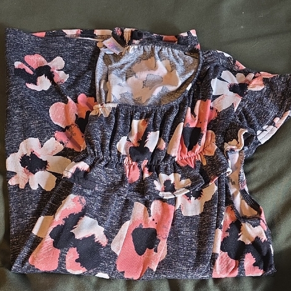 LuLaRoe Tops - LuLaRoe Gray and White Top